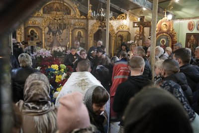 "Двоє діток залишилися без тата". У Сумах попрощалися з воїном Антоном Пантюшенком "Двоє діток залишилися без тата". У Сумах попрощалися з воїном Антоном Пантюшенком