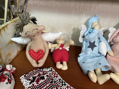 Вишиті сорочки, янголятка в стилі Тільда і прикраси з бісеру. Майстриня з Херсона робить обереги для військових Вишиті сорочки, янголятка в стилі Тільда і прикраси з бісеру. Майстриня з Херсона робить обереги для військових