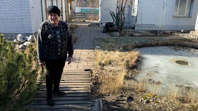 селище Ярова Тетяна на подвір'ї біля штучного озерця Лиманська громада Донецька область 7 березня 2025 рік селище Ярова Тетяна на подвір'ї біля штучного озерця Лиманська громада Донецька область 7 березня 2025 рік