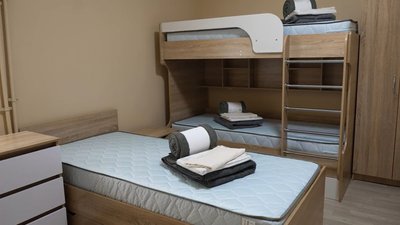 Кімната для переселенців з Маріуполя у Чернівцях