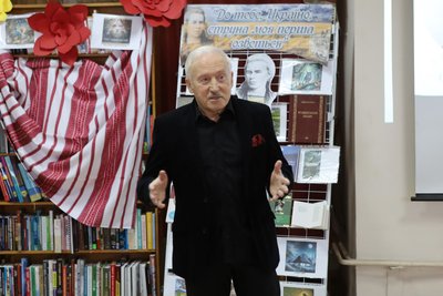 "Це українська культура та наша ідентичність". Херсонські чоловіки читали вірші Лесі Українки у її день народження "Це українська культура та наша ідентичність". Херсонські чоловіки читали вірші Лесі Українки у її день народження