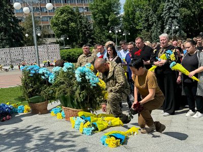 "Світлий обовʼязок памʼяті": у Черкасах рідним загиблих військових вручили нагороди "Світлий обовʼязок памʼяті": у Черкасах рідним загиблих військових вручили нагороди