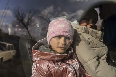 Волонтери евакуюють дітей і жінок із села Гусинка на околиці Куп’янська на Харківщині 7 квітня 2025 року Волонтери евакуюють дітей і жінок із села Гусинка на околиці Куп’янська на Харківщині 7 квітня 2025 року