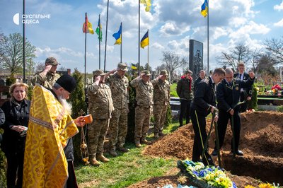 "Ми шукали і до останнього вірили, що він живий": в Одесі попрощалися з 31-річним військовим Ігорем Яциком "Ми шукали і до останнього вірили, що він живий": в Одесі попрощалися з 31-річним військовим Ігорем Яциком