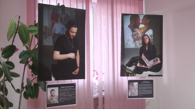 "Щоб люди побачили біль, який кожен з них переживає": у Хмельницькому відкрили фотовиставку, присвячену загиблим героям "Щоб люди побачили біль, який кожен з них переживає": у Хмельницькому відкрили фотовиставку, присвячену загиблим героям