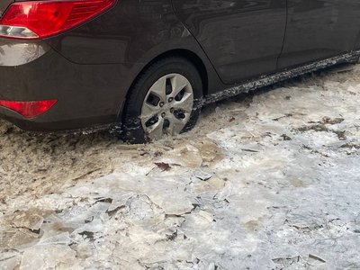 Вода зійшла, деякі авто примерзли: на столичній Борщагівці усувають наслідки аварії на водогоні Вода зійшла, деякі авто примерзли: на столичній Борщагівці усувають наслідки аварії на водогоні