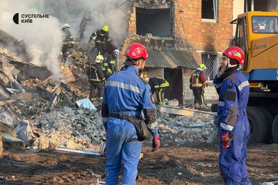 "Із усього четвертого поверху цього крила, мабуть, тільки ми вижили": мешканці будинку у Дарницькому районі про атаку РФ "Із усього четвертого поверху цього крила, мабуть, тільки ми вижили": мешканці будинку у Дарницькому районі про атаку РФ