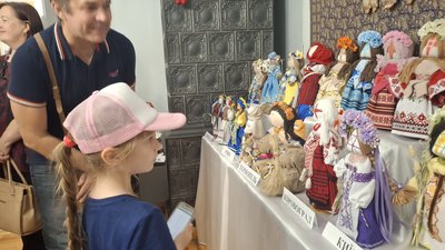 ляльки, виставка, люди на виставці ляльки, виставка, люди на виставці