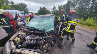 На місце ДТП на Житомирщині викликали рятувальників — постраждалого водія легковика деблокували з автівки На місце ДТП на Житомирщині викликали рятувальників — постраждалого водія легковика деблокували з автівки