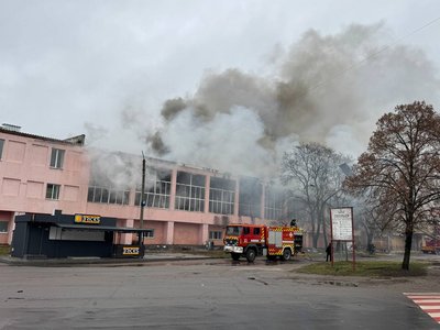 Російська армія вдарила по спортивній школі у Шостці, де тренувались діти Російська армія вдарила по спортивній школі у Шостці, де тренувались діти