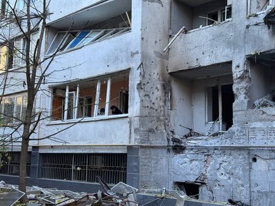 Нічна атака БпЛА на Одесу: пошкоджені багатоповерхівки, травмована одна людина Нічна атака БпЛА на Одесу: пошкоджені багатоповерхівки, травмована одна людина