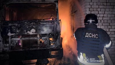 Атака БпЛА на Чернігівщині: загорілися навіс та три автомобілі в одному з районів Атака БпЛА на Чернігівщині: загорілися навіс та три автомобілі в одному з районів