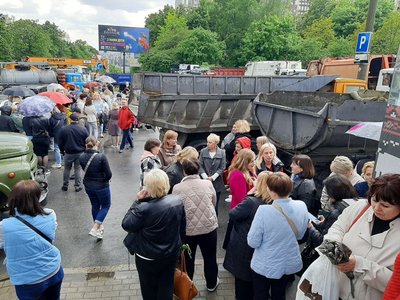 Біля храму зібралось майже двісті людей Біля храму зібралось майже двісті людей