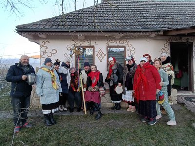 "Люди плакали, коли нас бачили": у Буші відновили колядування і зібрали кошти для ЗСУ "Люди плакали, коли нас бачили": у Буші відновили колядування і зібрали кошти для ЗСУ