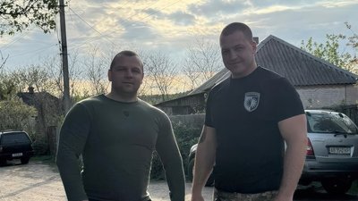 Командир батальйону безпілотних систем "Star" 22-ї окремої механізованої Миколаївської бригади Євген Петровський разом із побратимом Командир батальйону безпілотних систем "Star" 22-ї окремої механізованої Миколаївської бригади Євген Петровський разом із побратимом