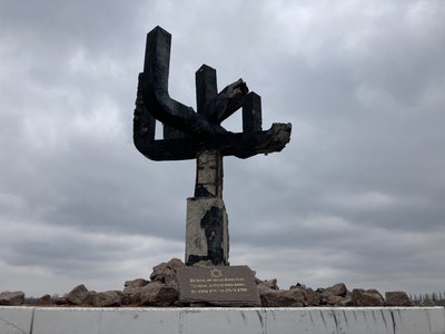 Пошкоджена обстрілами менора у "Дробицькому Яру", Харків, квітень 2023 року Пошкоджена обстрілами менора у "Дробицькому Яру", Харків, квітень 2023 року