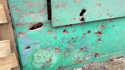 Снаряди розривались поряд, один влучив у вольєр. Як під обстрілами у Херсоні виживає притулок для тварин Снаряди розривались поряд, один влучив у вольєр. Як під обстрілами у Херсоні виживає притулок для тварин