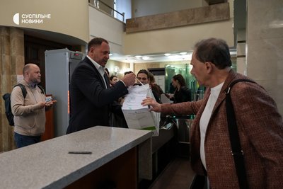 Колишній керівник Офісу президента Андрій Єрмак з адвокатом Ігорем Фоміним після другого для засідання ВАКС, де Єрмаку обирали запобіжний захід. Київ, 13 травня 2026 року Колишній керівник Офісу президента Андрій Єрмак з адвокатом Ігорем Фоміним після другого для засідання ВАКС, де Єрмаку обирали запобіжний захід. Київ, 13 травня 2026 року