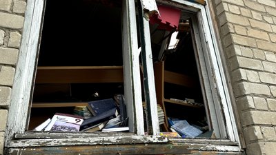 У них не лунає останній дзвоник. Школи Донеччини після обстрілів РФ: фотодобірка У них не лунає останній дзвоник. Школи Донеччини після обстрілів РФ: фотодобірка