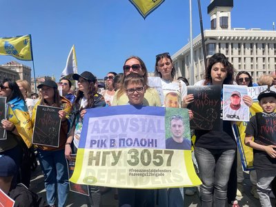 Родичі полонених захисників Азовсталі у Києві на Майдані Незалежності Родичі полонених захисників Азовсталі у Києві на Майдані Незалежності