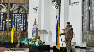 У Хмельницькому з нагоди Дня Гідності та Свободи відбулося покладання квітів У Хмельницькому з нагоди Дня Гідності та Свободи відбулося покладання квітів