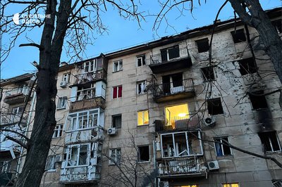 Пожежа у будинку, вирва та вибиті вікна: наслідки нічної атаки по Одесі Пожежа у будинку, вирва та вибиті вікна: наслідки нічної атаки по Одесі