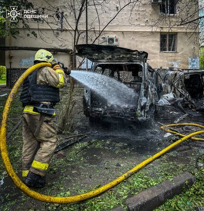 В Одесі уламки дрона впали на дах 9-поверхівки, спалахнула пожежа, є травмовані В Одесі уламки дрона впали на дах 9-поверхівки, спалахнула пожежа, є травмовані