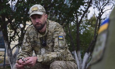 Витесані під обстрілами: історія прикордонника, який робить дерев'яні мініскульптури Витесані під обстрілами: історія прикордонника, який робить дерев'яні мініскульптури