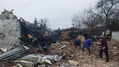 Рятувальники на місці зруйнованого уламками "шахедів" музею Романа Шухевича, 1 січня 2024 Рятувальники на місці зруйнованого уламками "шахедів" музею Романа Шухевича, 1 січня 2024