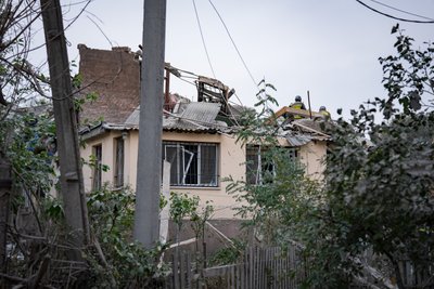 Що відбувається на місці ракетного удару по Дніпру: фоторепортаж Що відбувається на місці ракетного удару по Дніпру: фоторепортаж