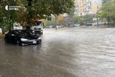 Негода в Одесі: частина електротранспорту не курсує, рух на дорогах ускладнений Негода в Одесі: частина електротранспорту не курсує, рух на дорогах ускладнений