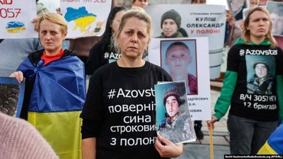 “Живемо від обміну до обміну”: родини оборонців Маріуполя з Кролевця влаштовують акції в підтримку полонених “Живемо від обміну до обміну”: родини оборонців Маріуполя з Кролевця влаштовують акції в підтримку полонених