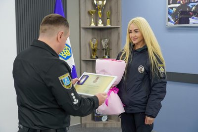 Поліцейській екіпажу "Білий янгол" Олені Ставицькій вручили нагороду "За оборону України"