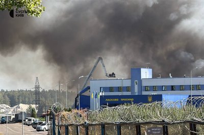 Атака на Київщину: Росія повторно атакувала об'єкт під час гасіння пожежі Атака на Київщину: Росія повторно атакувала об'єкт під час гасіння пожежі