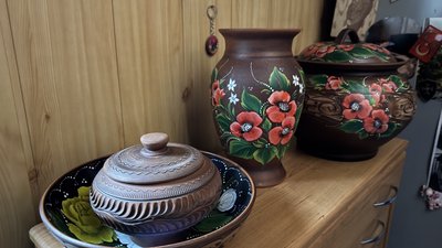 Посуд, який вцілів після влучання російського дрона у будинок майстрів-керамістів Слов’янськ Донецька область, 7 листопада 2025 рік Посуд, який вцілів після влучання російського дрона у будинок майстрів-керамістів Слов’янськ Донецька область, 7 листопада 2025 рік