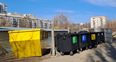 Привчають сортувати сміття: у Кропивницькому встановили контейнери для пластику, скла та паперу Привчають сортувати сміття: у Кропивницькому встановили контейнери для пластику, скла та паперу