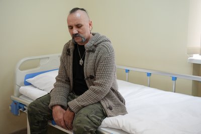 Військовий на відновленні в лікарні Військовий на відновленні в лікарні