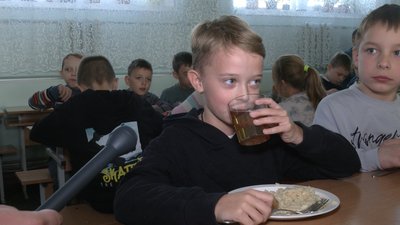 Учні початкових класів почали безплатно їсти у 50 громадах Рівненської області Учні початкових класів почали безплатно їсти у 50 громадах Рівненської області