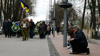 Поховання на Чернігівщині: в останню путь провели 7 військових Поховання на Чернігівщині: в останню путь провели 7 військових