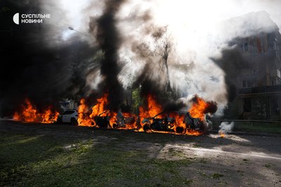 Палаючі машини, знищені внаслідок російської атаки на центр Краматорську 5 травня 2026 року Палаючі машини, знищені внаслідок російської атаки на центр Краматорську 5 травня 2026 року
