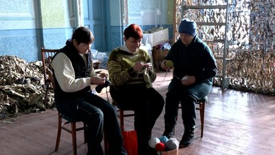 "Теплі ноги – шлях до перемоги": волонтерки з Вінниччини в'яжуть шкарпетки для оборонців
