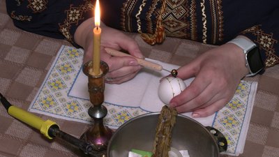 "Коли ти малюєш писанку — ти забуваєш про все": історія родини писанкарок з Рівненщини "Коли ти малюєш писанку — ти забуваєш про все": історія родини писанкарок з Рівненщини