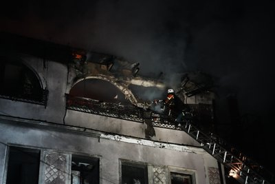 Рятувальники на місці влучання російського безпілотника в Основ'янському районі Харкова, 2 квітня 2026 року Рятувальники на місці влучання російського безпілотника в Основ'янському районі Харкова, 2 квітня 2026 року