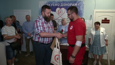 "Людям треба кров ": нагородження почесних донорів України провели в Центрі служби крові у Рівному "Людям треба кров ": нагородження почесних донорів України провели в Центрі служби крові у Рівному