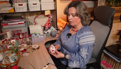 "Вишиває" писанки вечорами: майстриня із Рівного створює великодній декор "Вишиває" писанки вечорами: майстриня із Рівного створює великодній декор