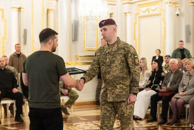 Президент України вручив нагороду заступнику командира житомирської 95-ї бригади Президент України вручив нагороду заступнику командира житомирської 95-ї бригади