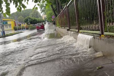 Вода з території парку Шевченка лиється на тротуар на вулиці Головній