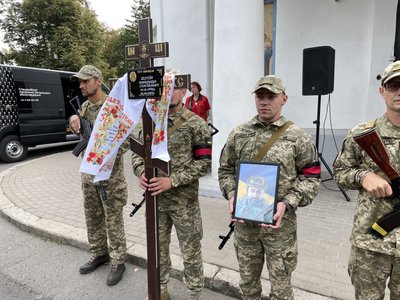У Полтаві попрощалися із двома воїнами, які загинули на війні з РФ У Полтаві попрощалися із двома воїнами, які загинули на війні з РФ