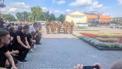 У місті на Волині провели в останню дорогу воїнів Юрія Любашова та Олександра Дубука У місті на Волині провели в останню дорогу воїнів Юрія Любашова та Олександра Дубука