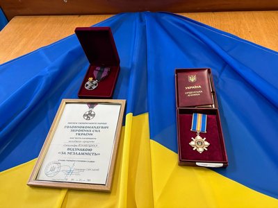 У Житомирі нагородили військового, який провів у полоні 32 місяці У Житомирі нагородили військового, який провів у полоні 32 місяці